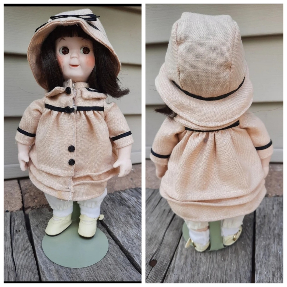 Porcelain Doll 9" old fashioned Peggy Dynasty & stand